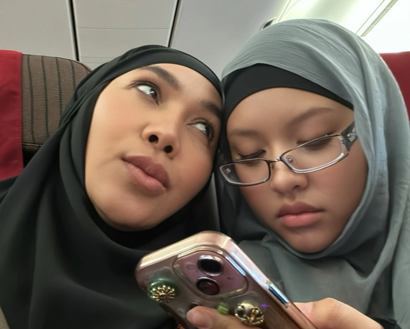Pengalaman Pertama Dewi Gita Umrah Ajak Putri Semata Wayangnya, Bisa Saling Tukar Baju