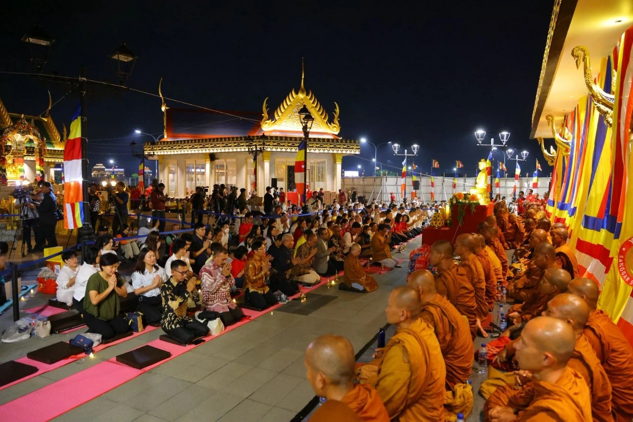 Biksu Thudong Membagikan Berkah Waisak untuk 46 Vihara & 19 Panti Asuhan