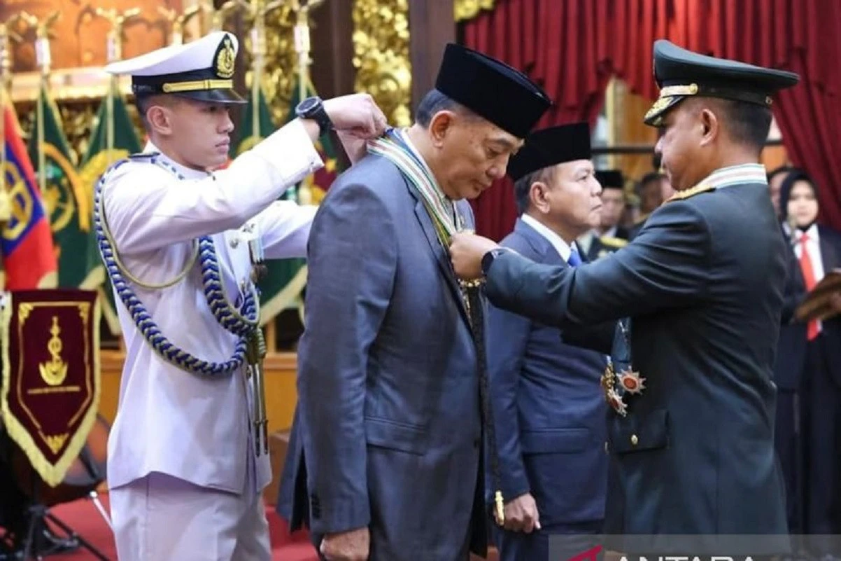 Menhan Sjafrie Sjamsoeddin Menerima Tanda Kehormatan Tertinggi dari TNI