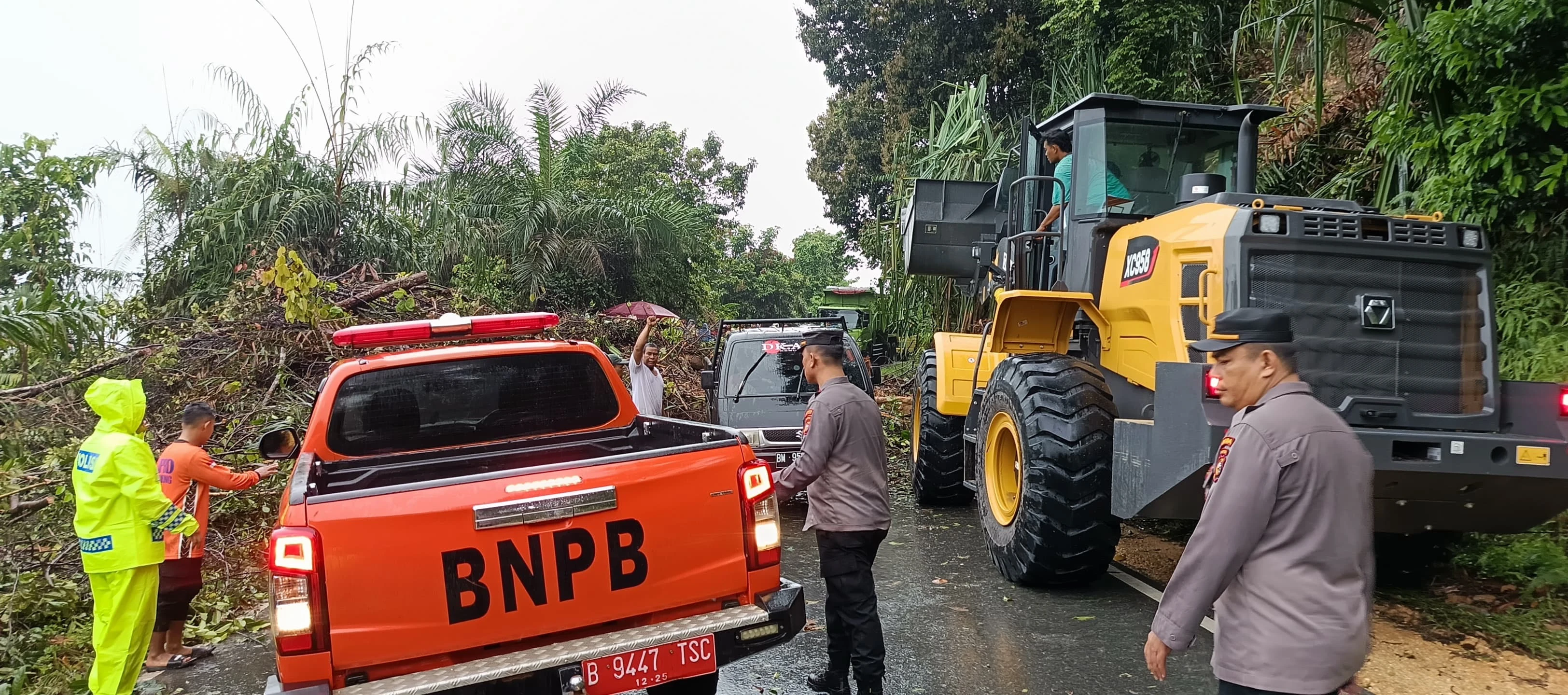 Sempat Lumpuh Gegara Longsor, Jalan Kuantan Singingi–Pekanbaru Kini Dapat Dilalui  
