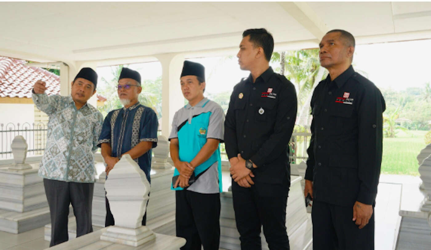 Yayasan Merah Putih Peduli Nyekar di Makam RM Margono Djojohadikusumo