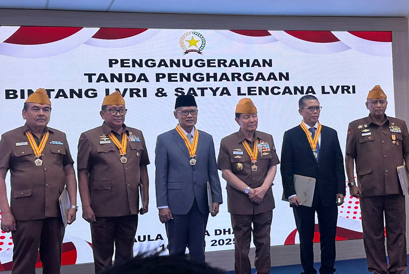 Tokoh Muhammadiyah Yendra Fahmi Terima Bintang Legiun Veteran RI