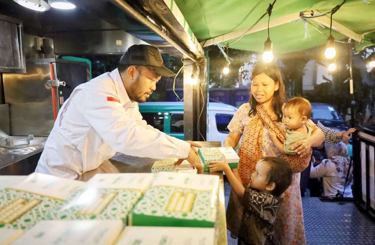 Ratusan Porsi Makanan dan Takjil Dibagikan bagi Korban Banjir di Pengadegan