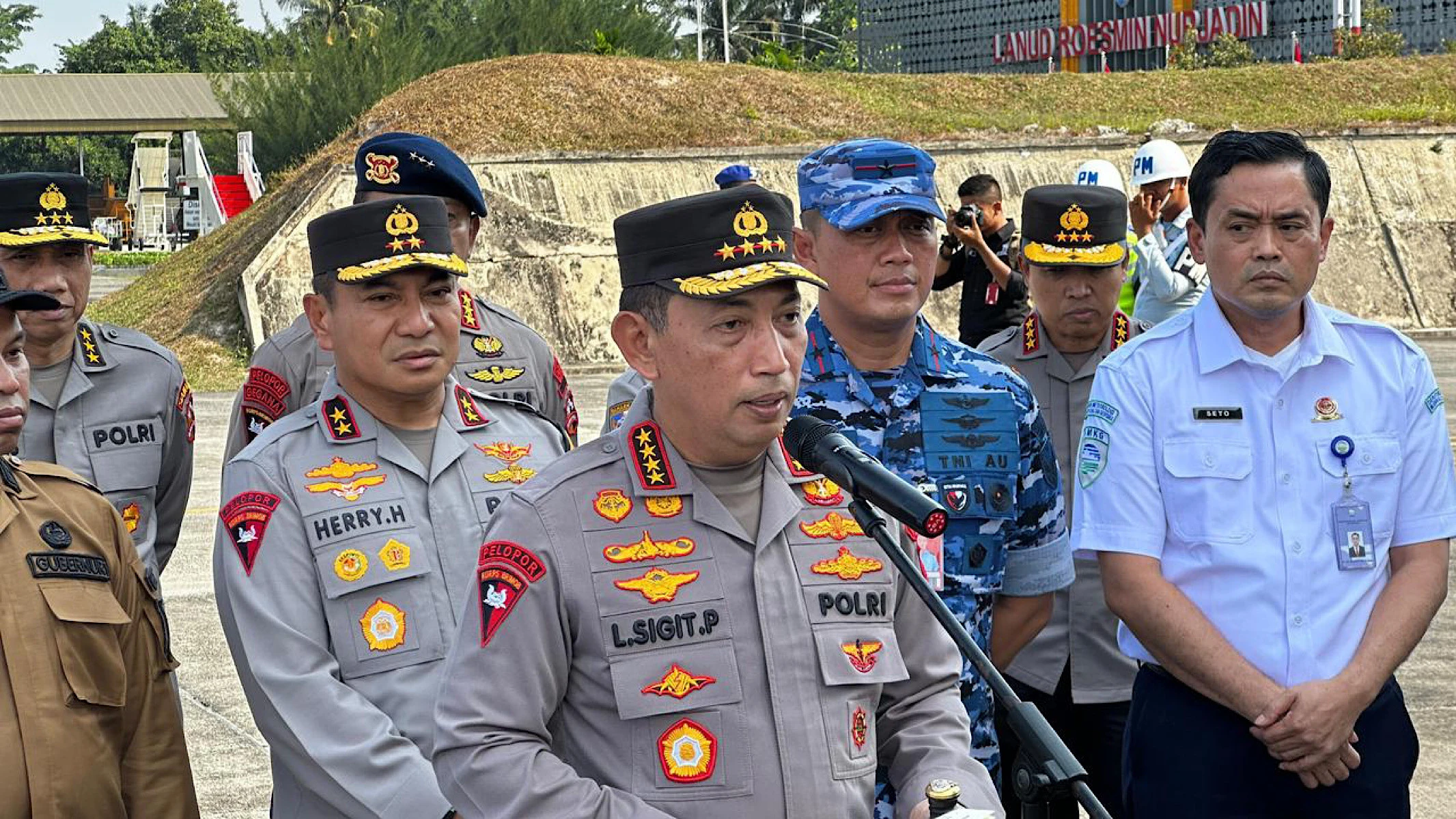Kapolri Perintahkan Melakukan Water Bombing Secara Maksimal di Riau