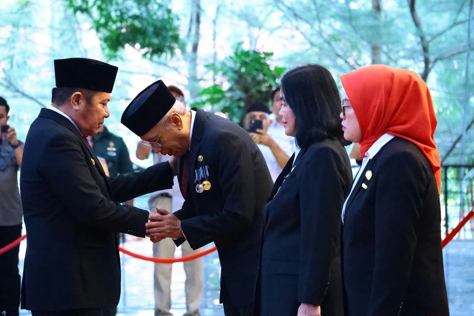 Herman Deru Sematkan Satyalancana Karya Satya dari Presiden kepada 321 ASN Sumsel
