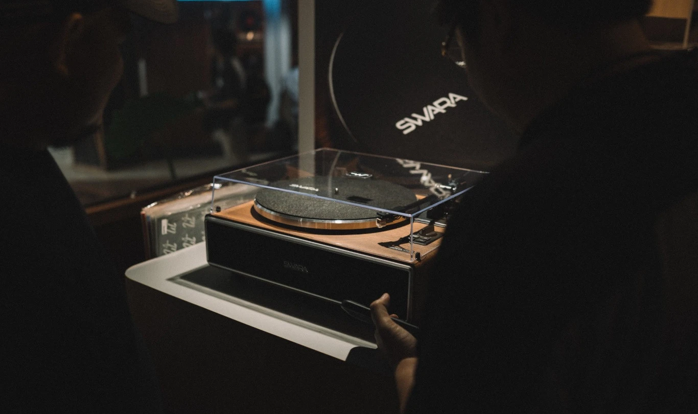 SVVARA V100 Hadir dengan Estetika Retro Elegan
