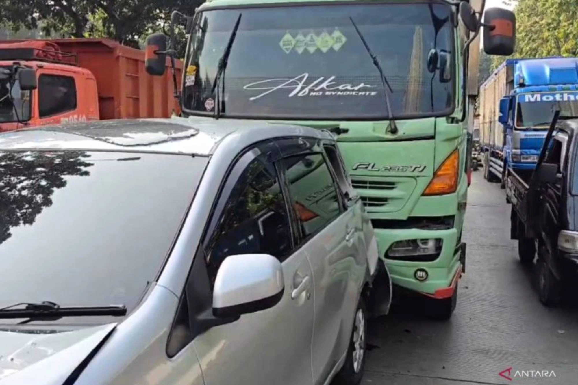 Rem Blong, Kontainer Tabrak Belasan Kendaraan di Jaktim