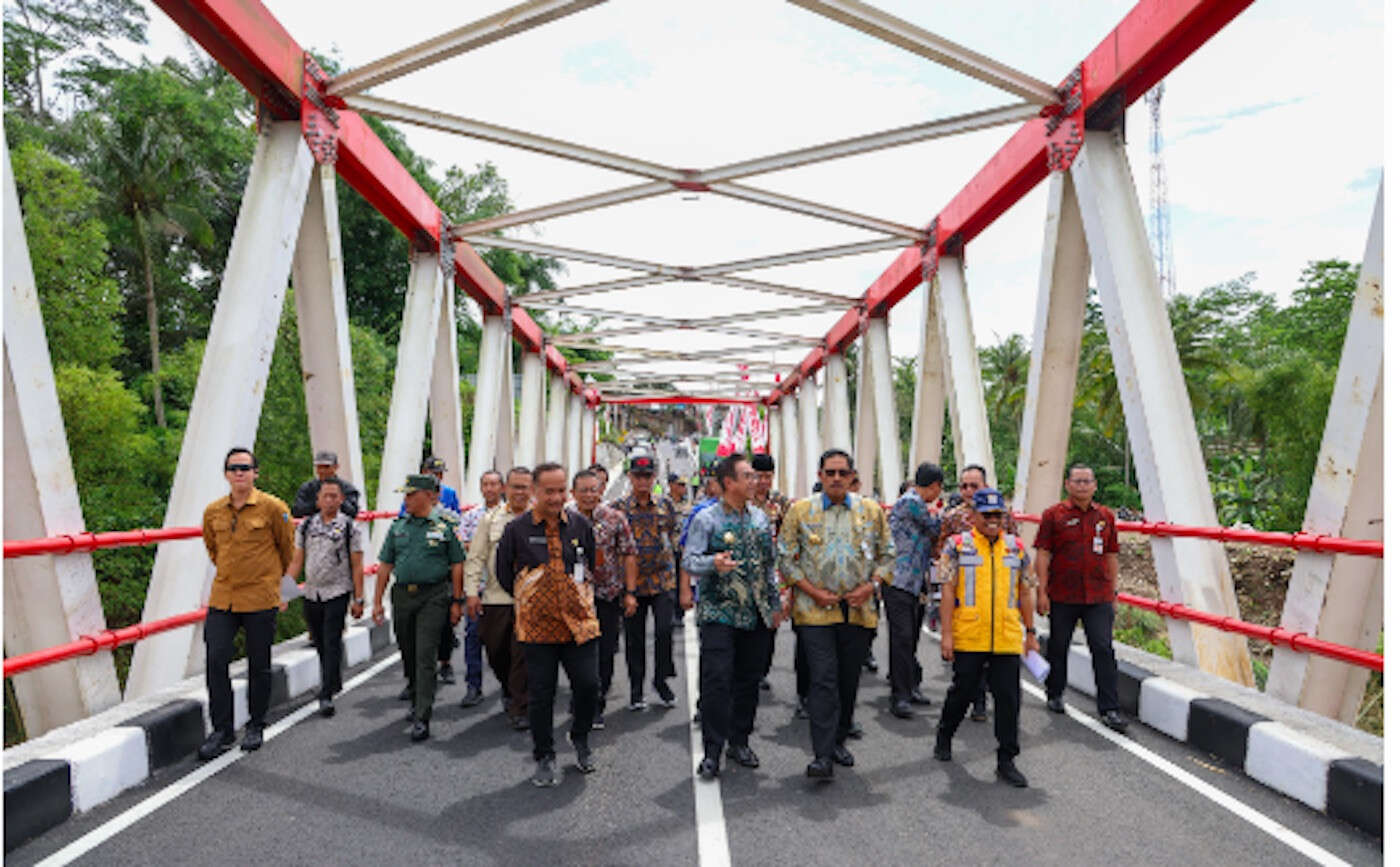 Penjabat Gubernur Jateng Resmikan Jembatan Sucipto Suwigo di Magelang, Masyarakat Antusias