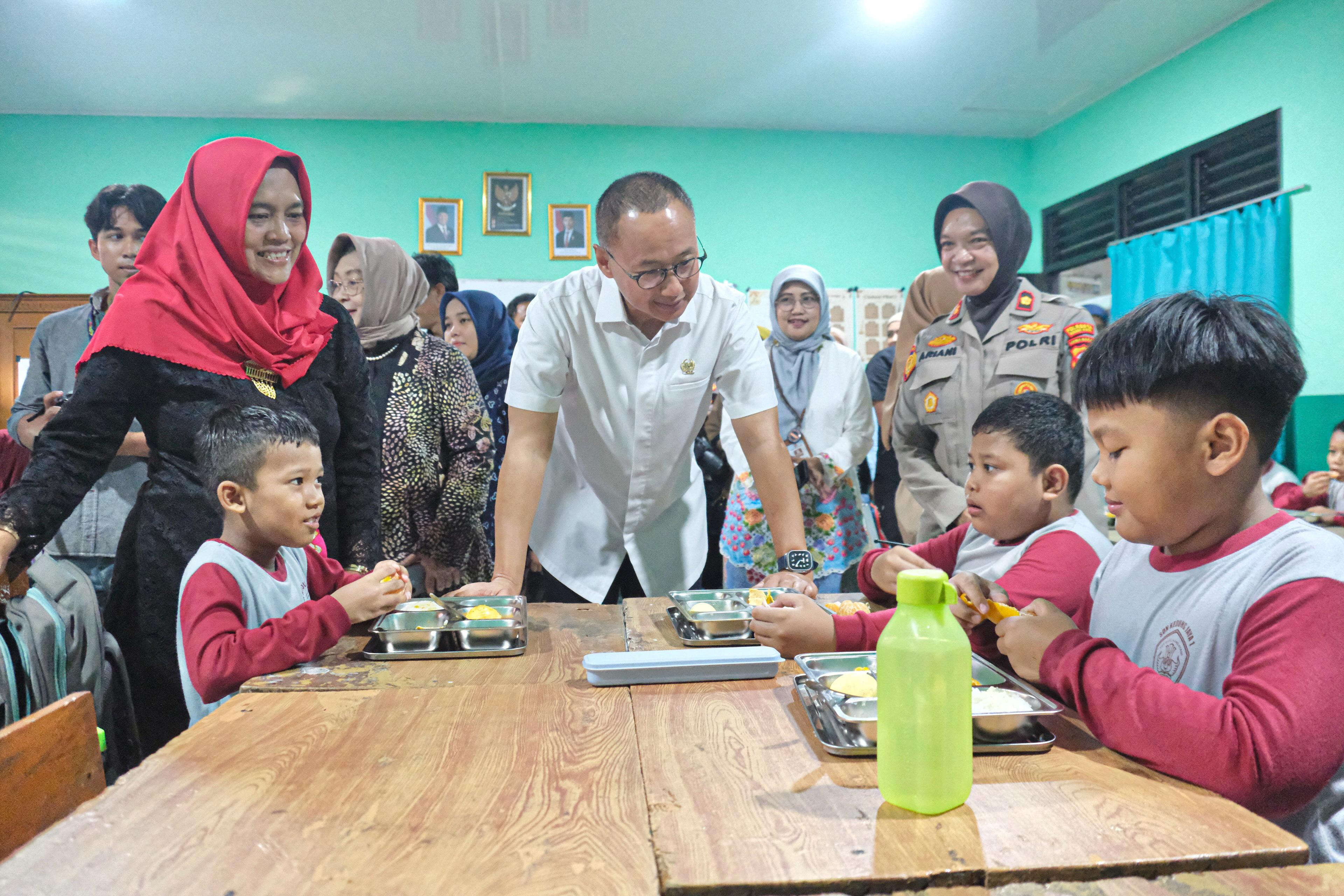 Tinjau Makan Bergizi Gratis di Kota Bogor, Waka MPR Eddy Soeparno Tekankan Hal Ini