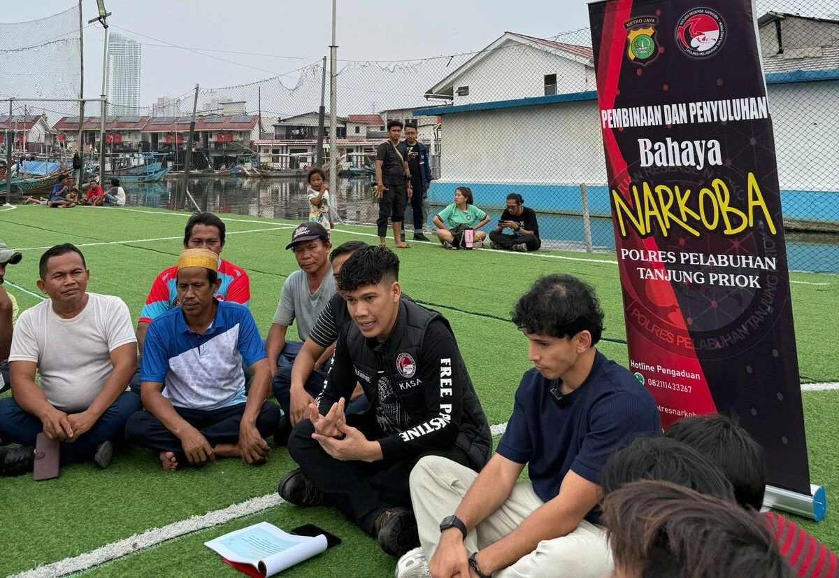 Polisi dan eks Pemain Liga 1 Edukasi Remaja Antinarkoba di Futsal Terapung Muara Angke