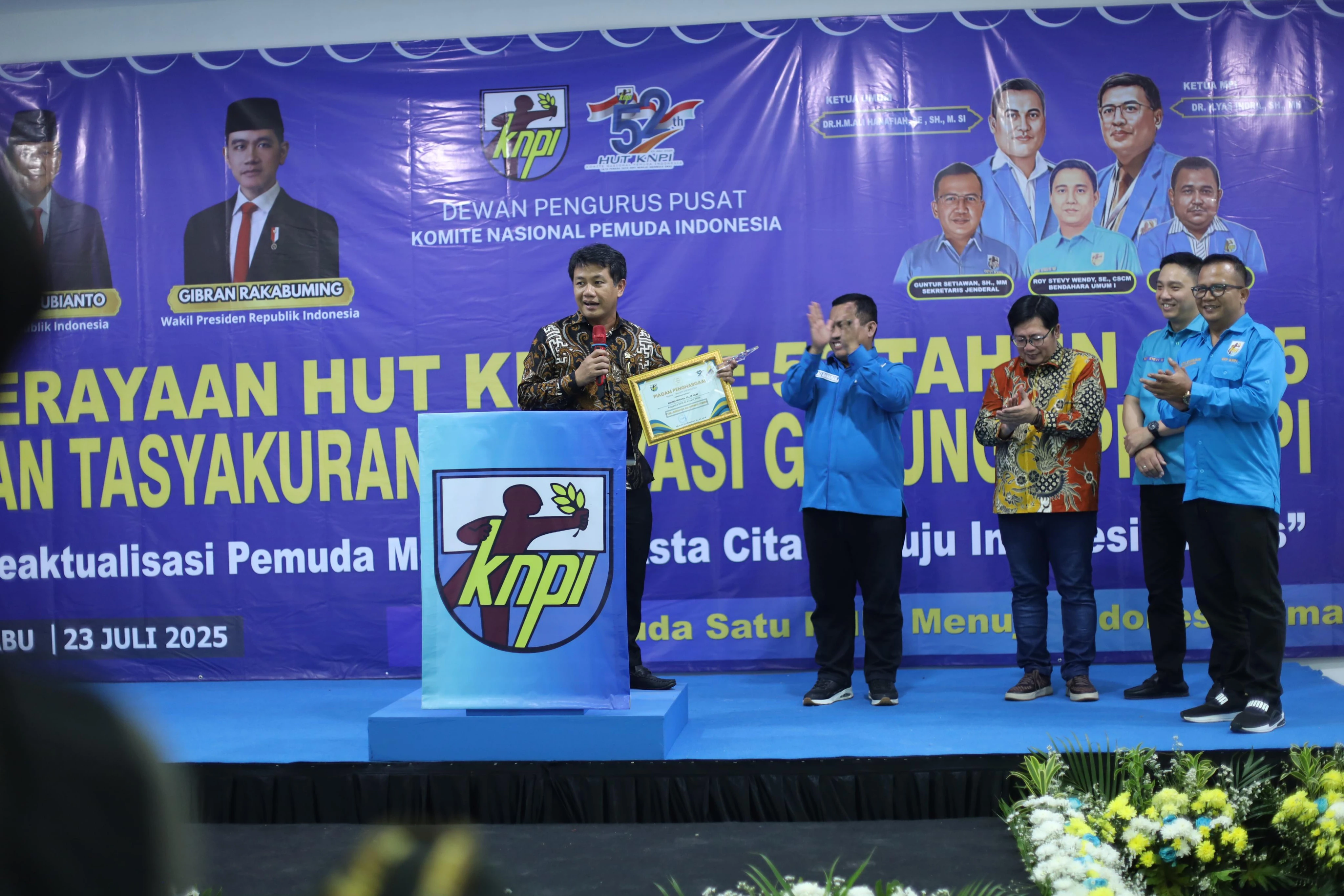 Bonnie Triyana Raih Penghargaan KNPI untuk Kategori Peduli Kebudayaan dan Inspiratif Pemuda