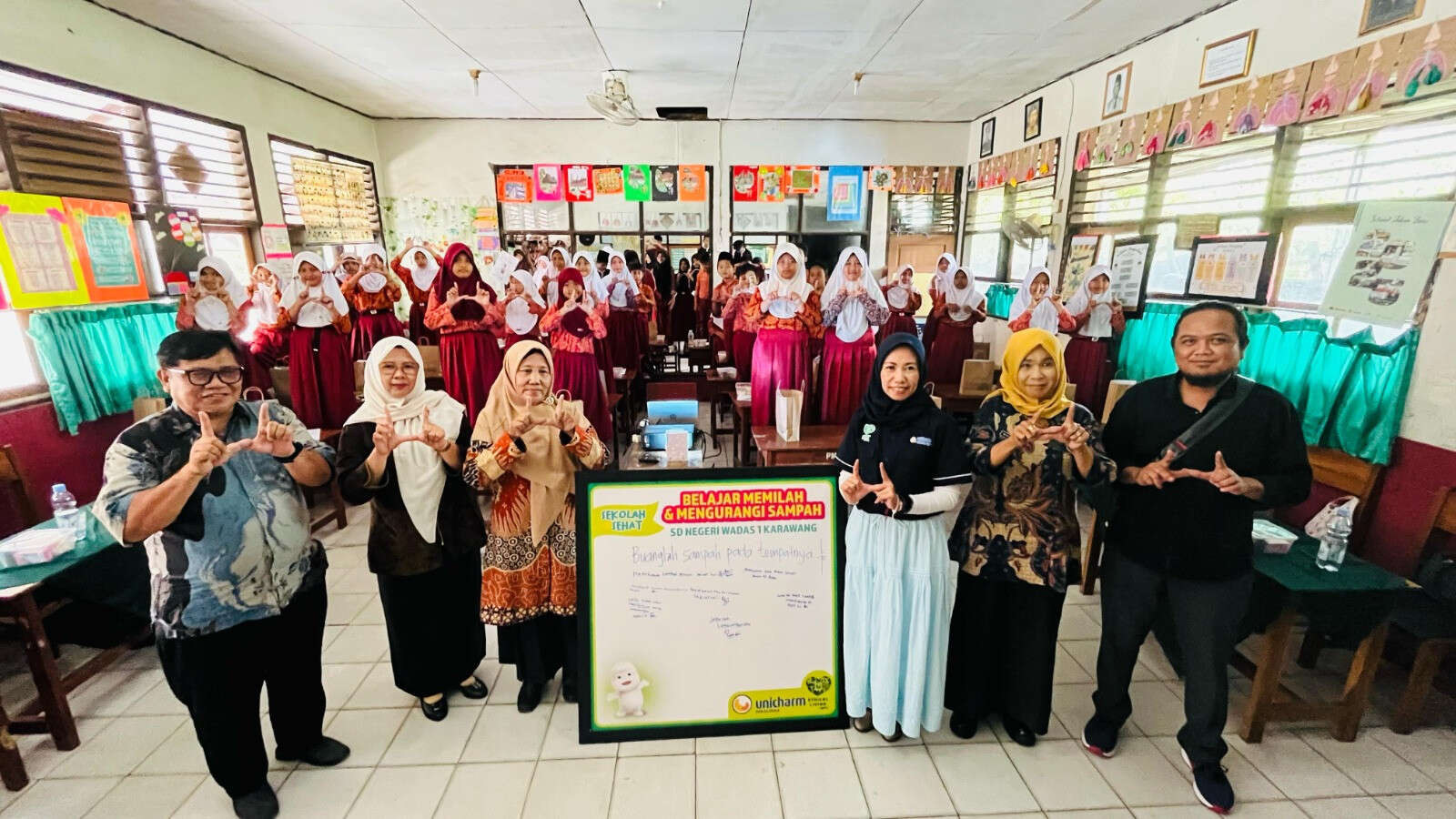 Unicharm dan DLHK Kabupaten Karawang Edukasi Pemilahan Sampah di Sekolah Dasar