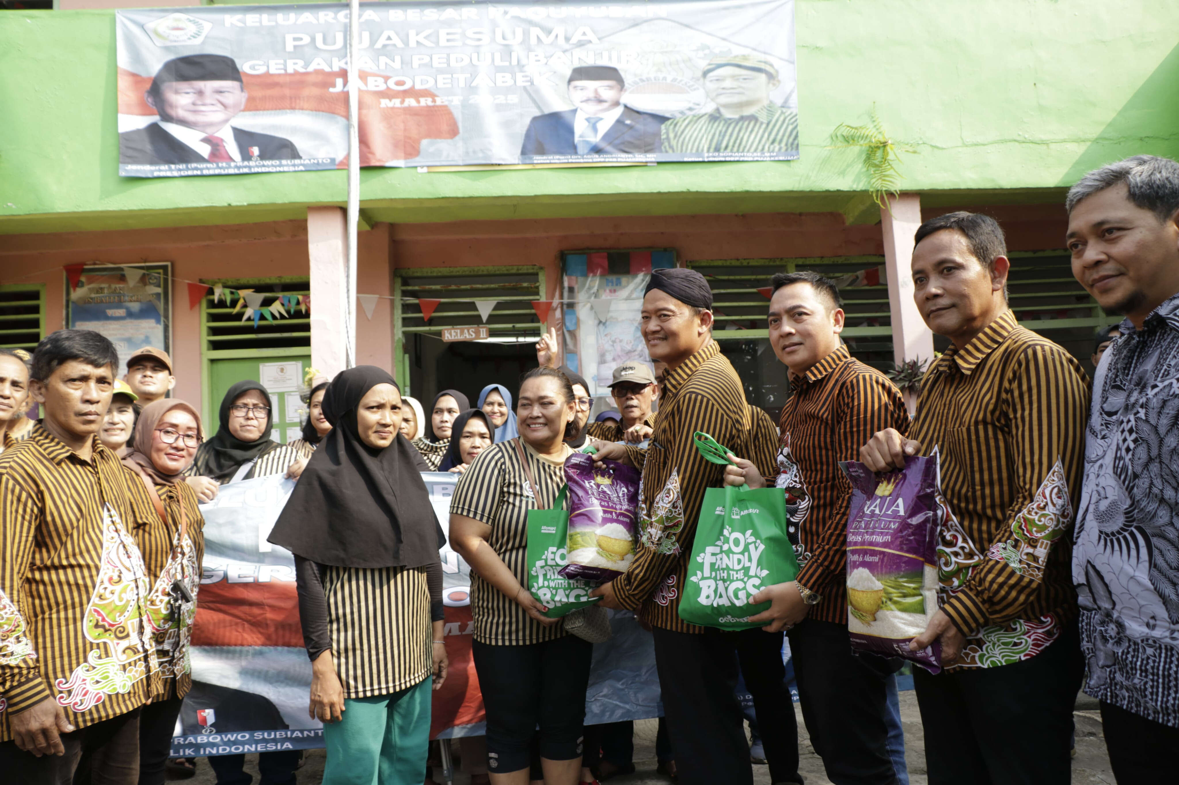 Pujakesuma Salurkan Bantuan untuk Korban Banjir Kebon Pala