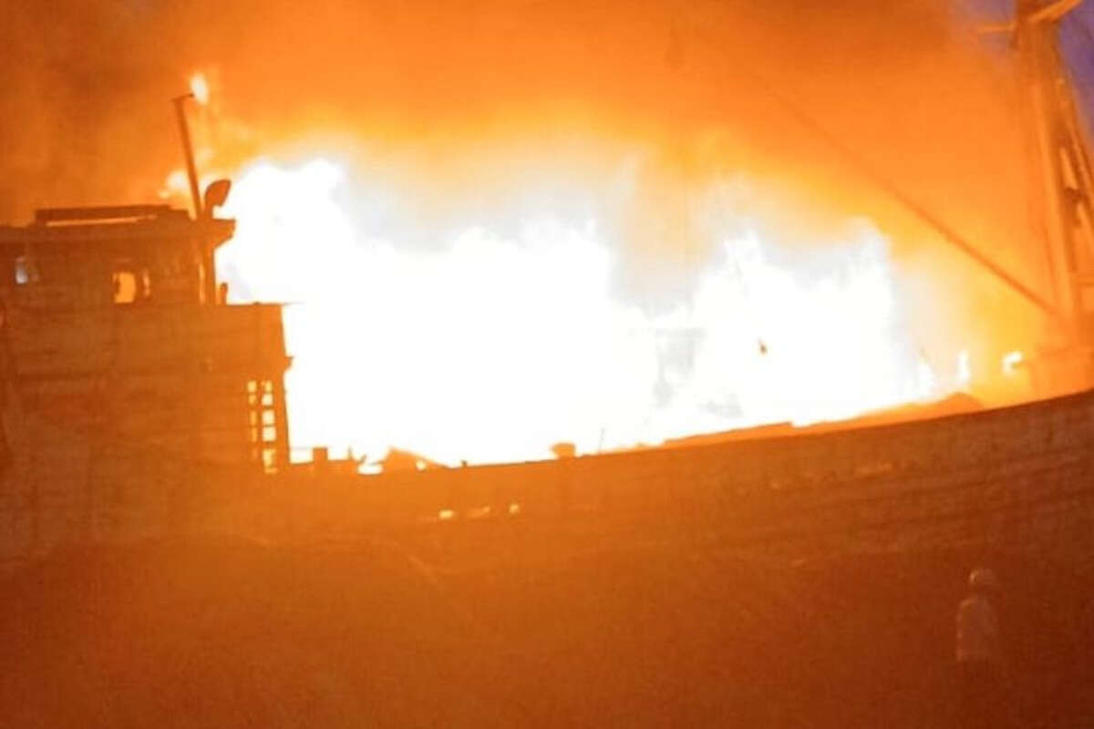 2 Kapal Terbakar di Pelabuhan Sunda Kelapa, 15 Mobil Damkar Dikerahkan