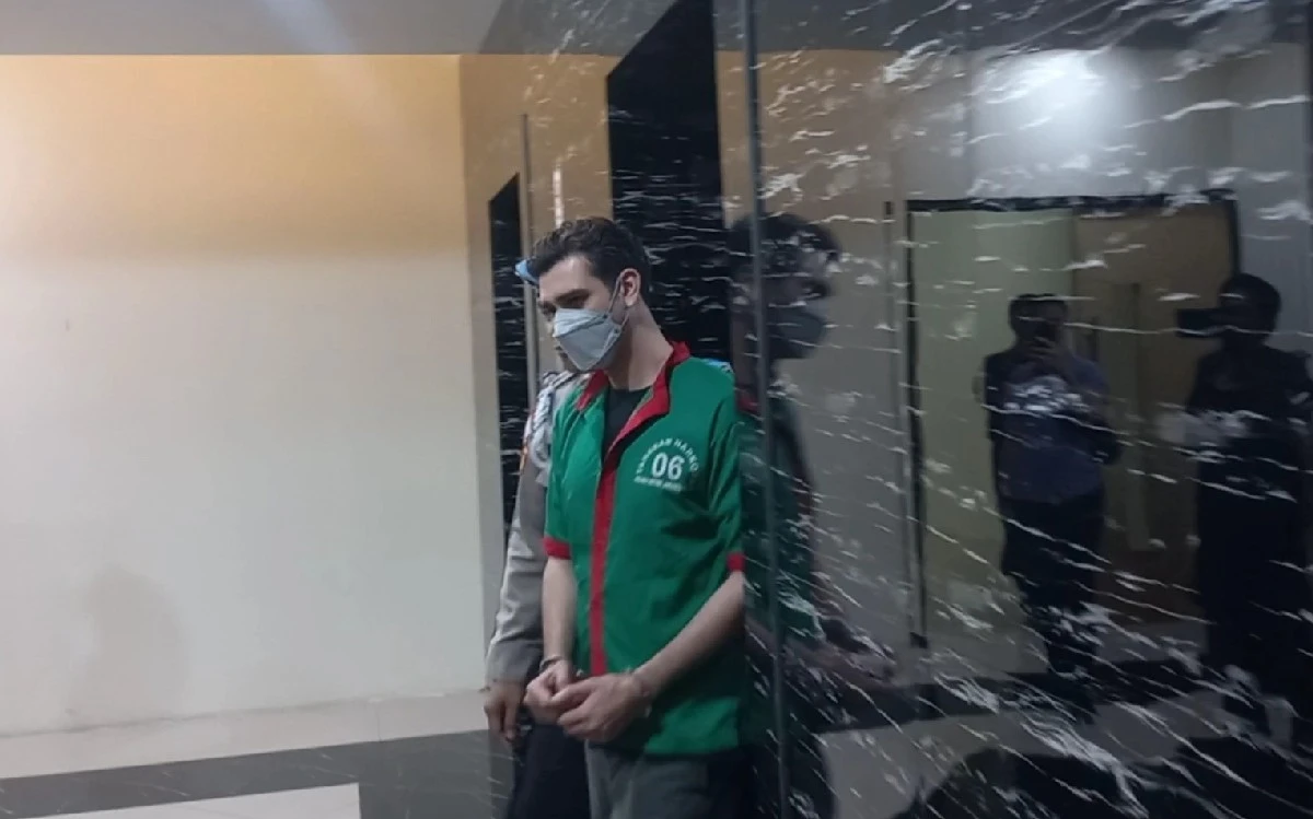 Pakai Baju Tahanan, Fachri Albar Diam Seribu Basa