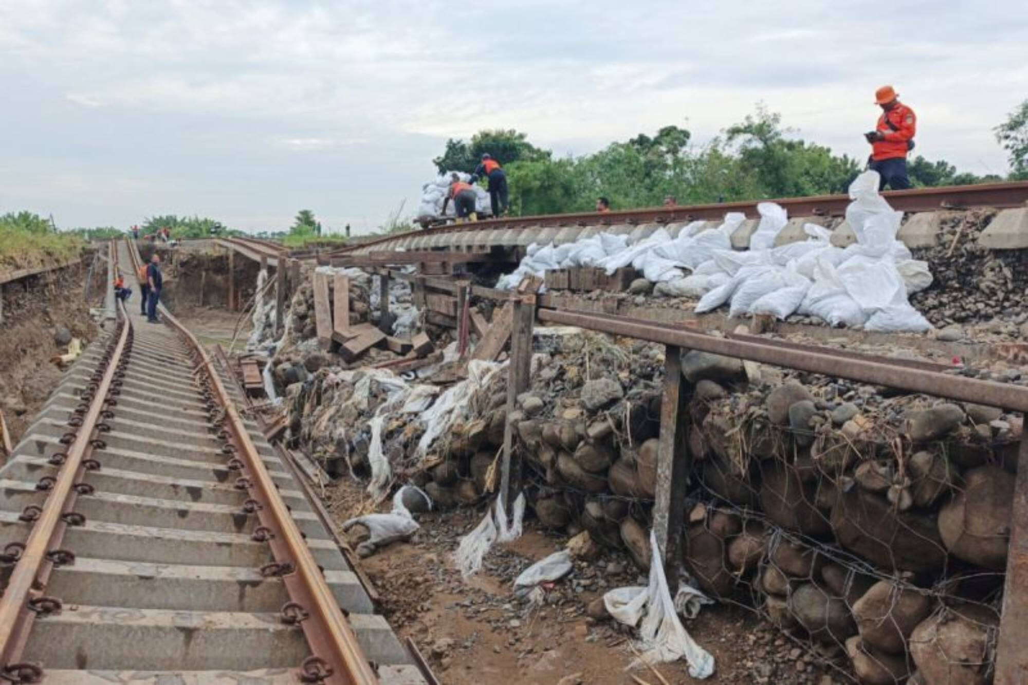 Rel Terputus Akibat Banjir di Grobogan, PT KAI Targetkan Besok Mulai Beroperasi