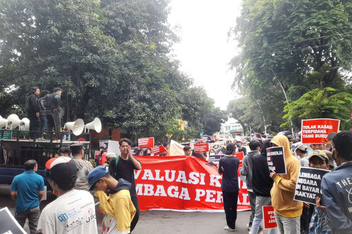 Kejari Bandung Dianggap Lalai Menangkap Terpidana Penipuan, Massa Demo Kejagung