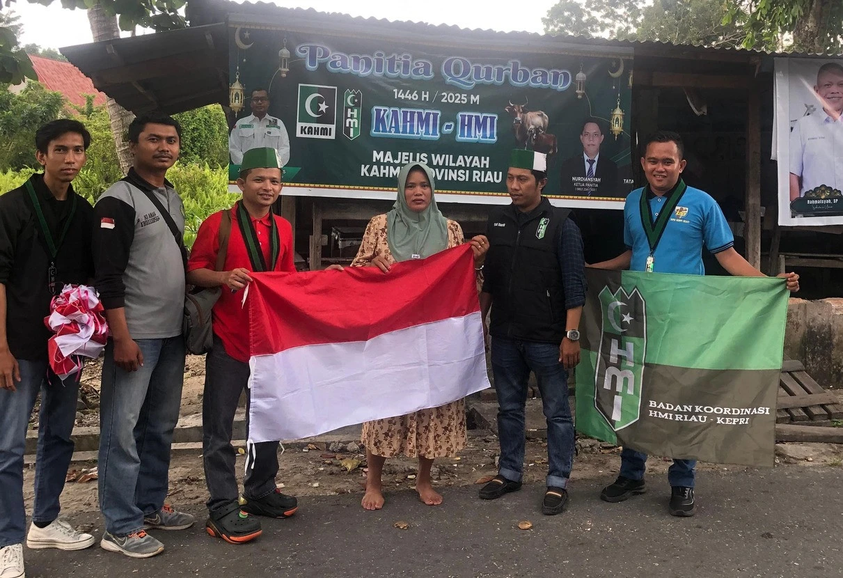 Badko HMI Riau-Kepri Bagikan Ribuan Bendera Merah Putih Sambut HUT Ke-80 RI