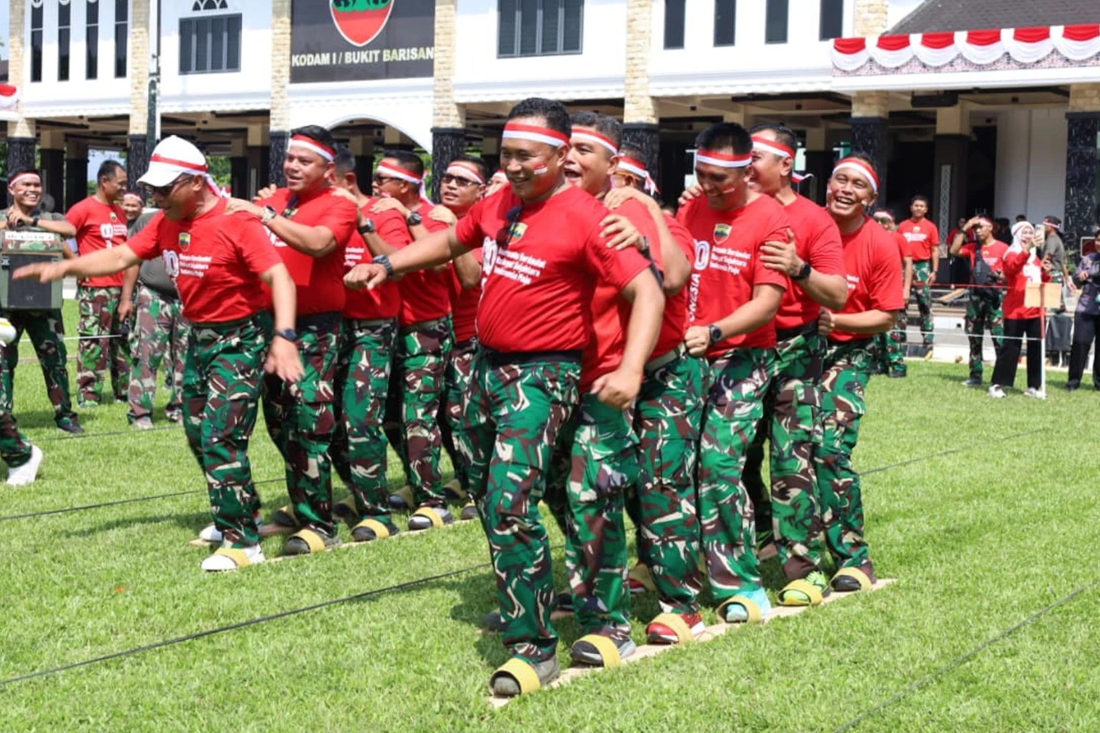 Lihat Nih, Pangdam 1 Bukit Barisan Dikalahkan Para Prajurit saat Lomba Bakiak