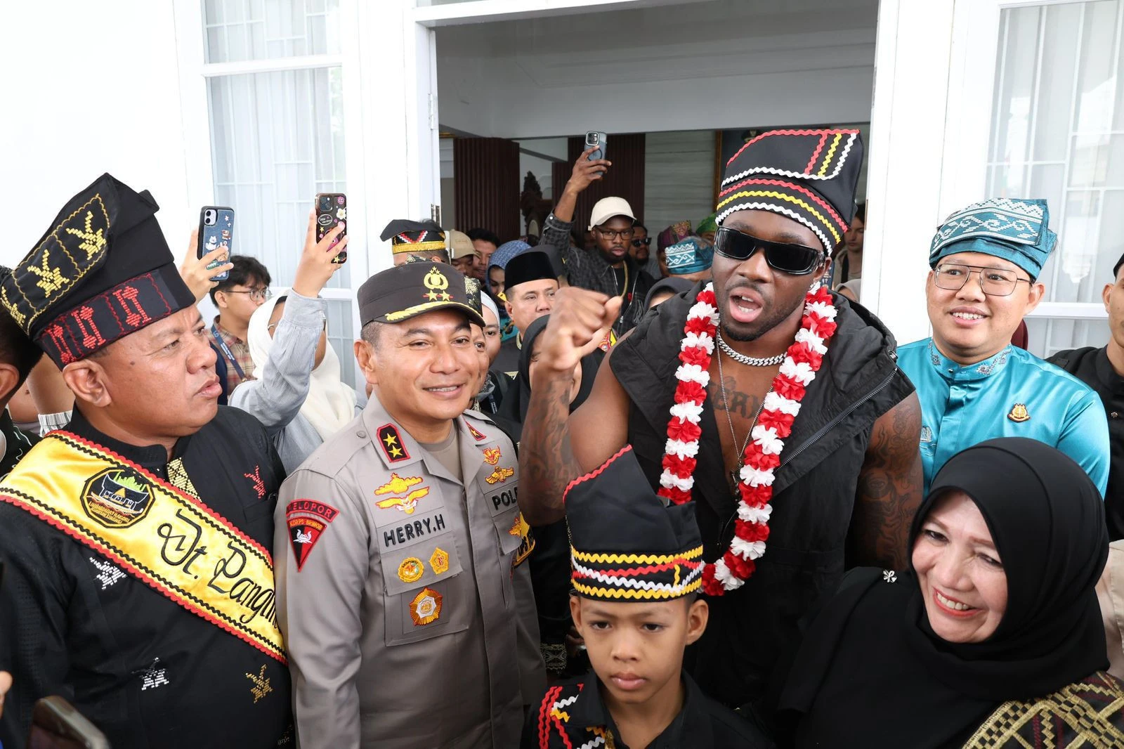Momen Rapper Amerika Melly Mike Bertemu Dikha, Bocah Pacu Jalur yang Viral
