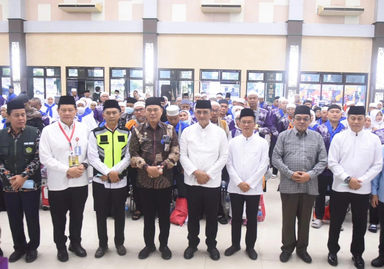 Sekda Edward Candra Sambut Hangat Kepulangan Jemaah Haji Kloter 1 Asal OKU Timur
