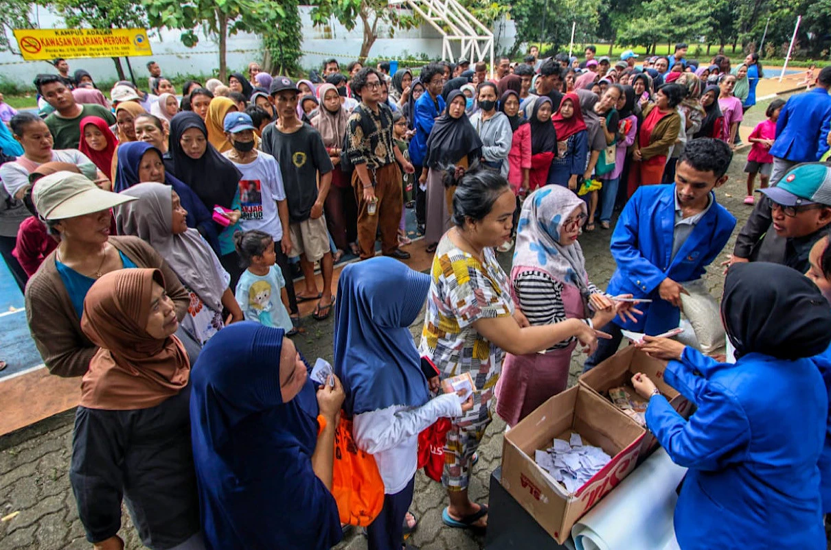 Harga Kebutuhan Pokok Meroket, Mahasiswa Esa Unggul Berbagi dengan Warga