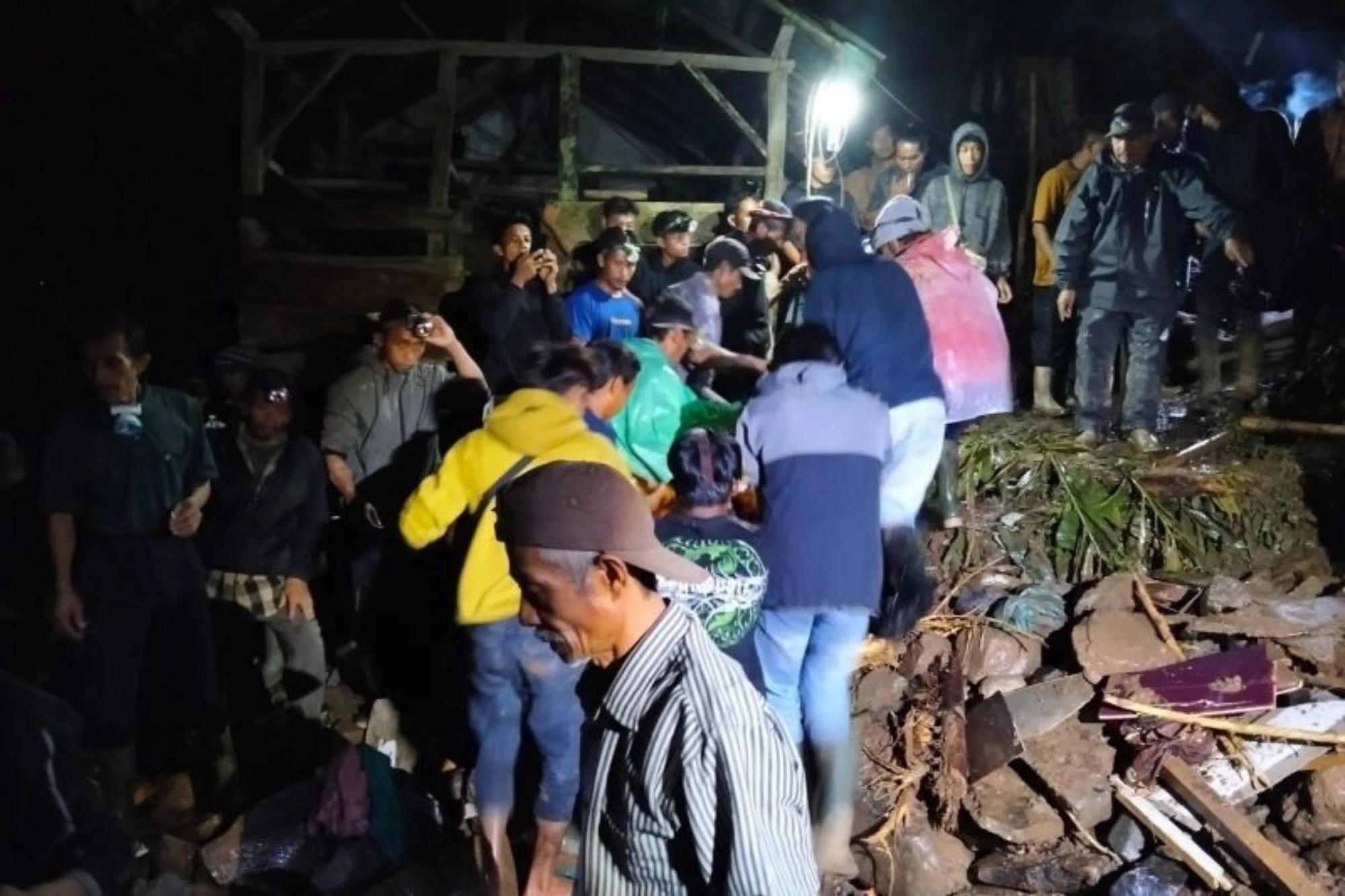 Tanah Longsor Menewaskan Satu Keluarga di Garut