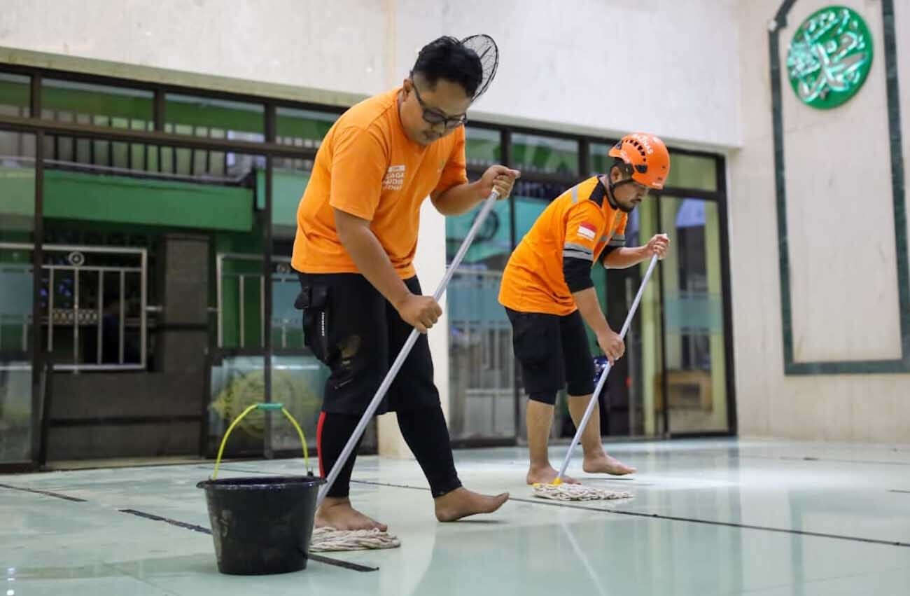 Tim BTB Gelar Aksi Resik Masjid Pascabanjir di Jatinegara