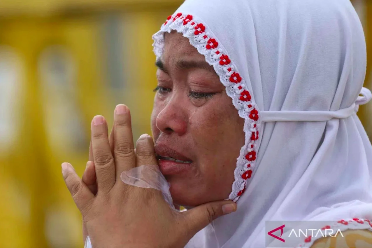 Isak Tangis Warnai Doa & Tabur Bunga untuk Keluarga Korban Kapal Tenggelam KMP Tunu Pratama Jaya