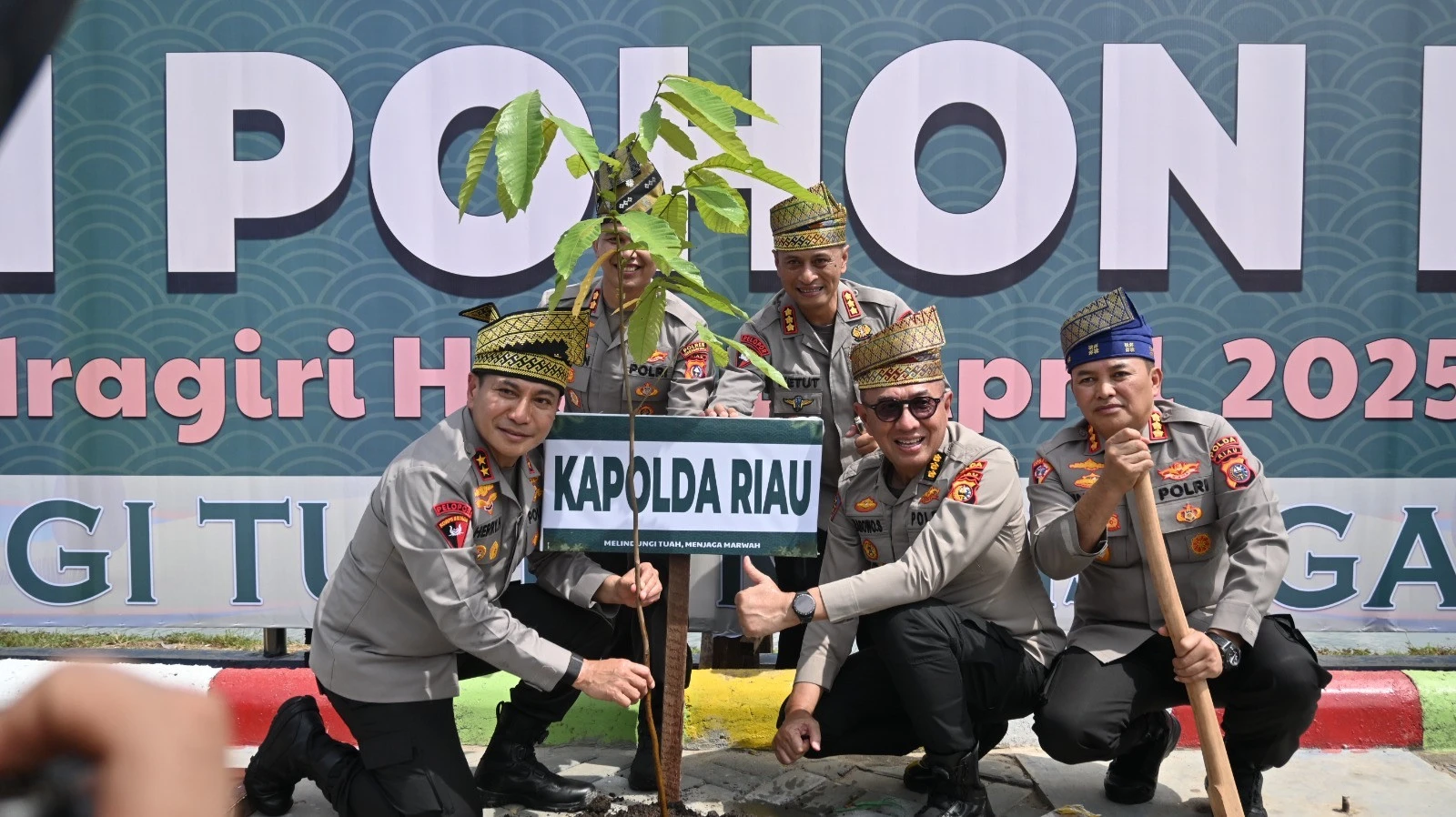 Tanam Pohon di Danau Raja, Irjen Herry Ajak Masyarakat Cintai Lingkungan Lewat Adat dan Budaya  