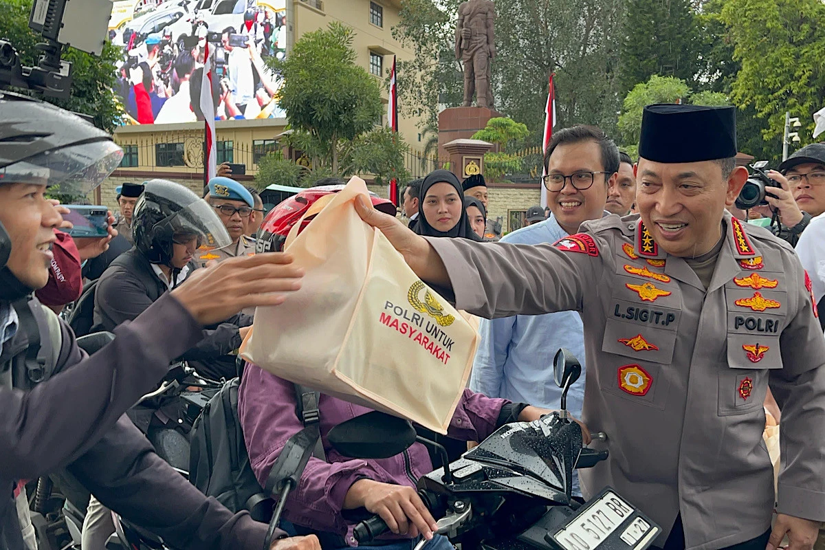 Kapolri & Wartawan Kompak Bagikan Takjil ke Masyarakat