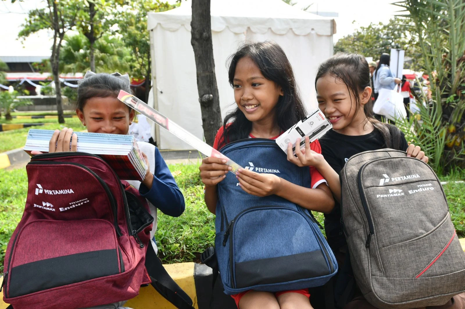 Hari Pramuka 2025, Pertamina Salurkan Bantuan Seribu Seragam Sekolah Lewat SESAMA