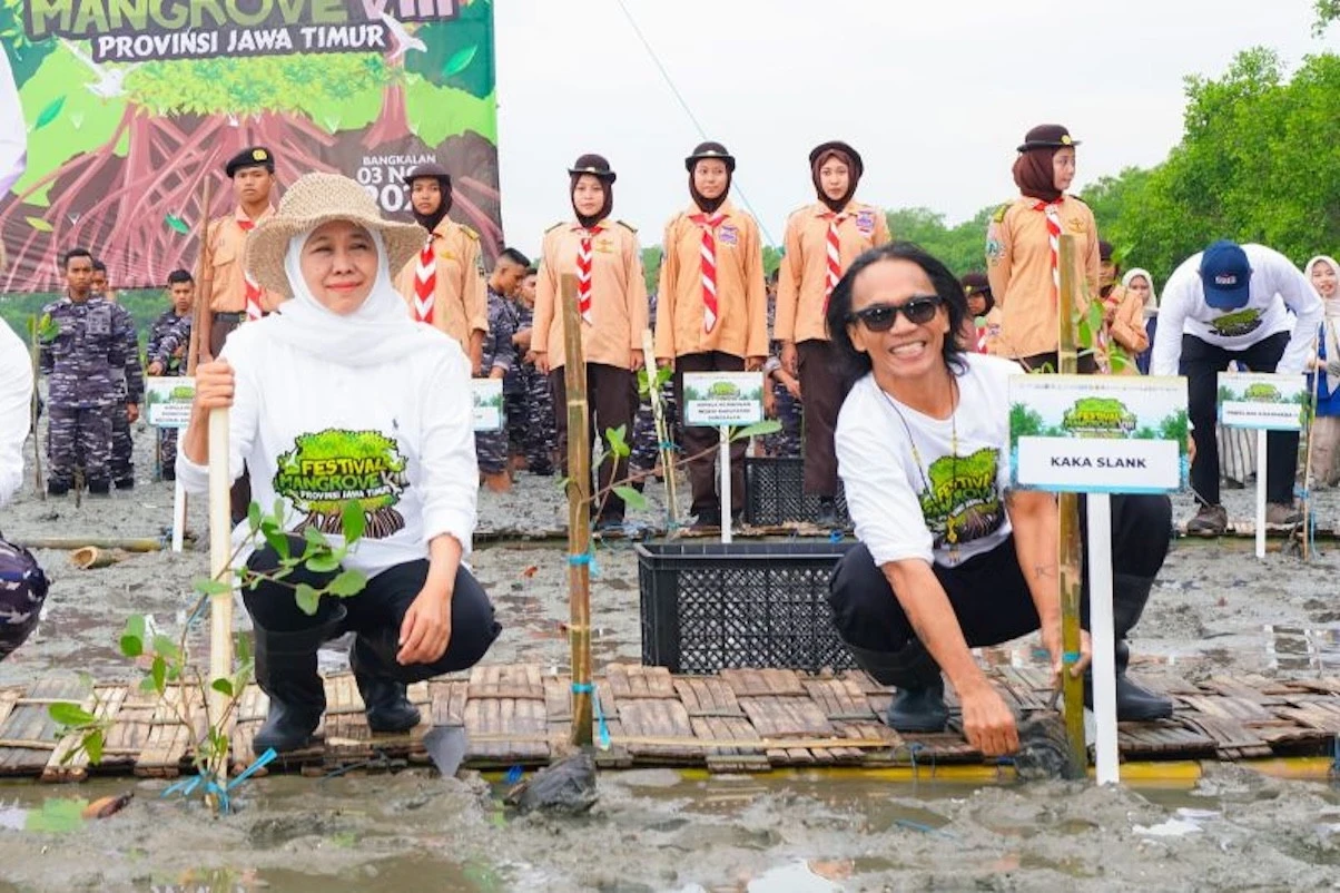 Khofifah & Kaka Slank Tanam Mangrove di Bangkalan, Ajak Masyarakat Jaga Kelestarian Alam