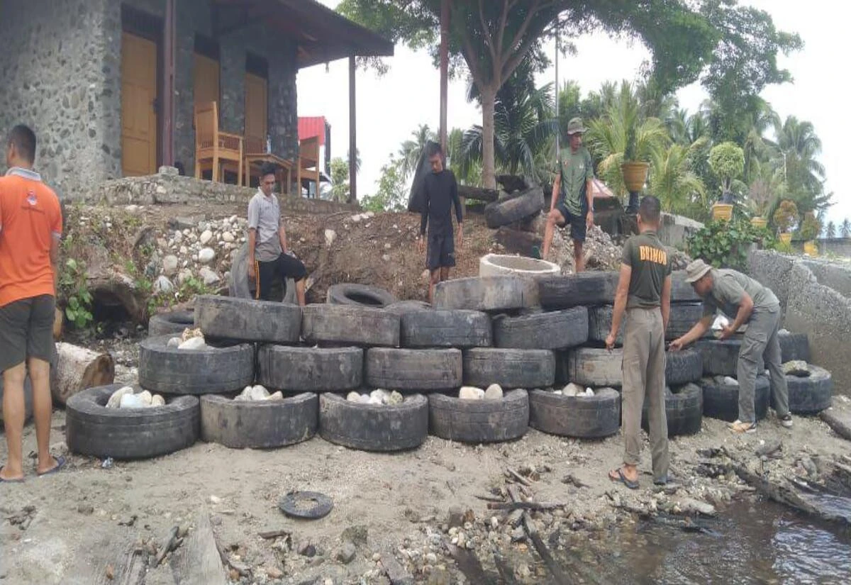 Cegah Abrasi, Elnusa Petrofin Hibahkan 367 Ban Bekas Mobil Tangki pada Polda Sulteng