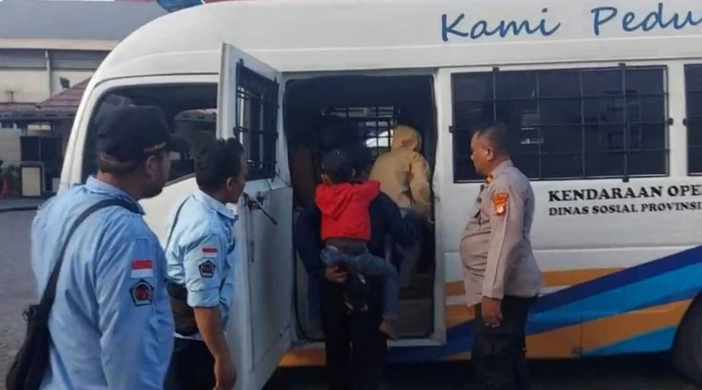 Aksi Humanis Polisi: Bantu Keluarga Terlantar Kembali ke Kampung Halaman