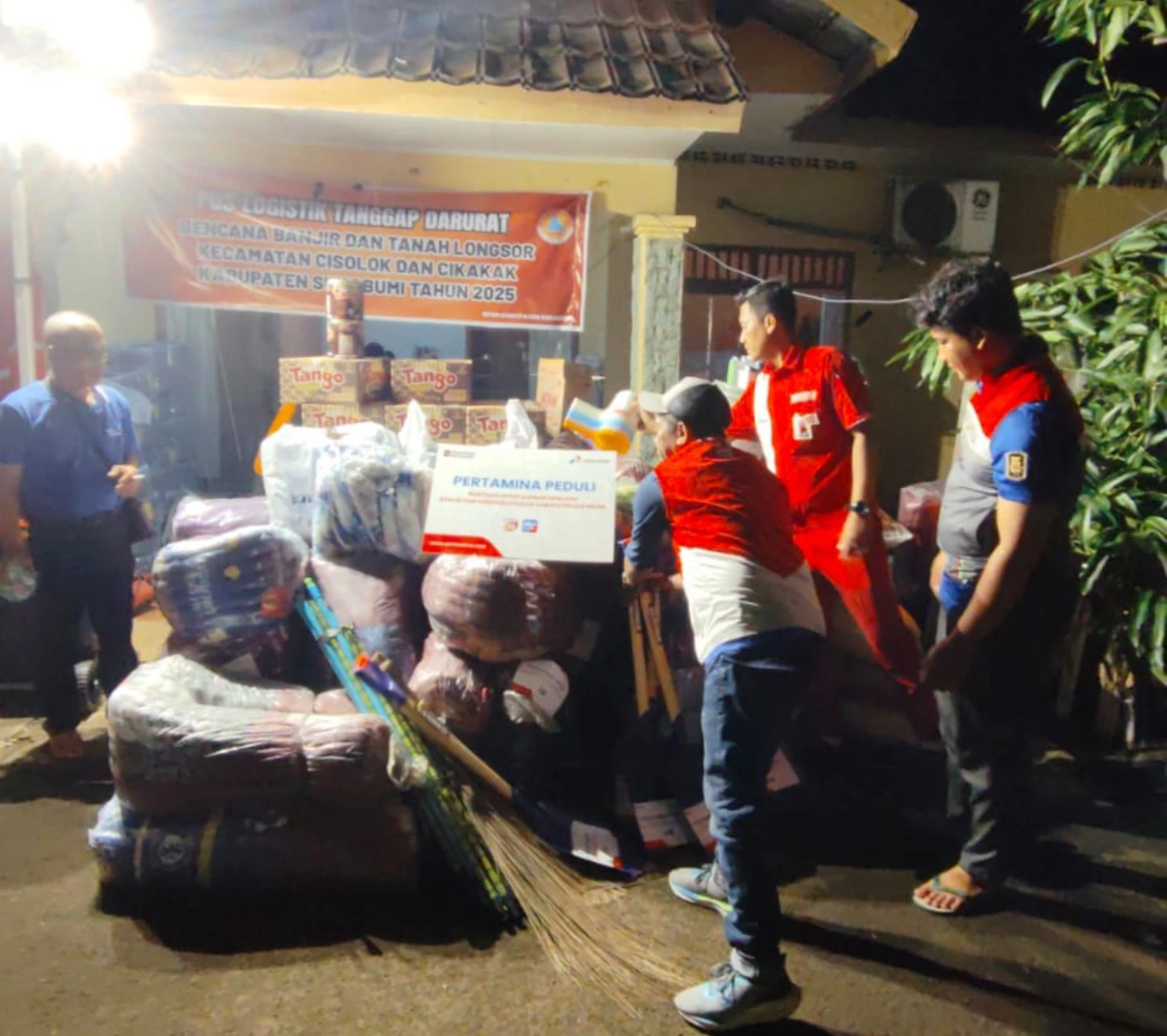 Pertamina Peduli Gerak Cepat Bagi Bantuan ke Lokasi Banjir Bandang & Longsor di Sukabumi