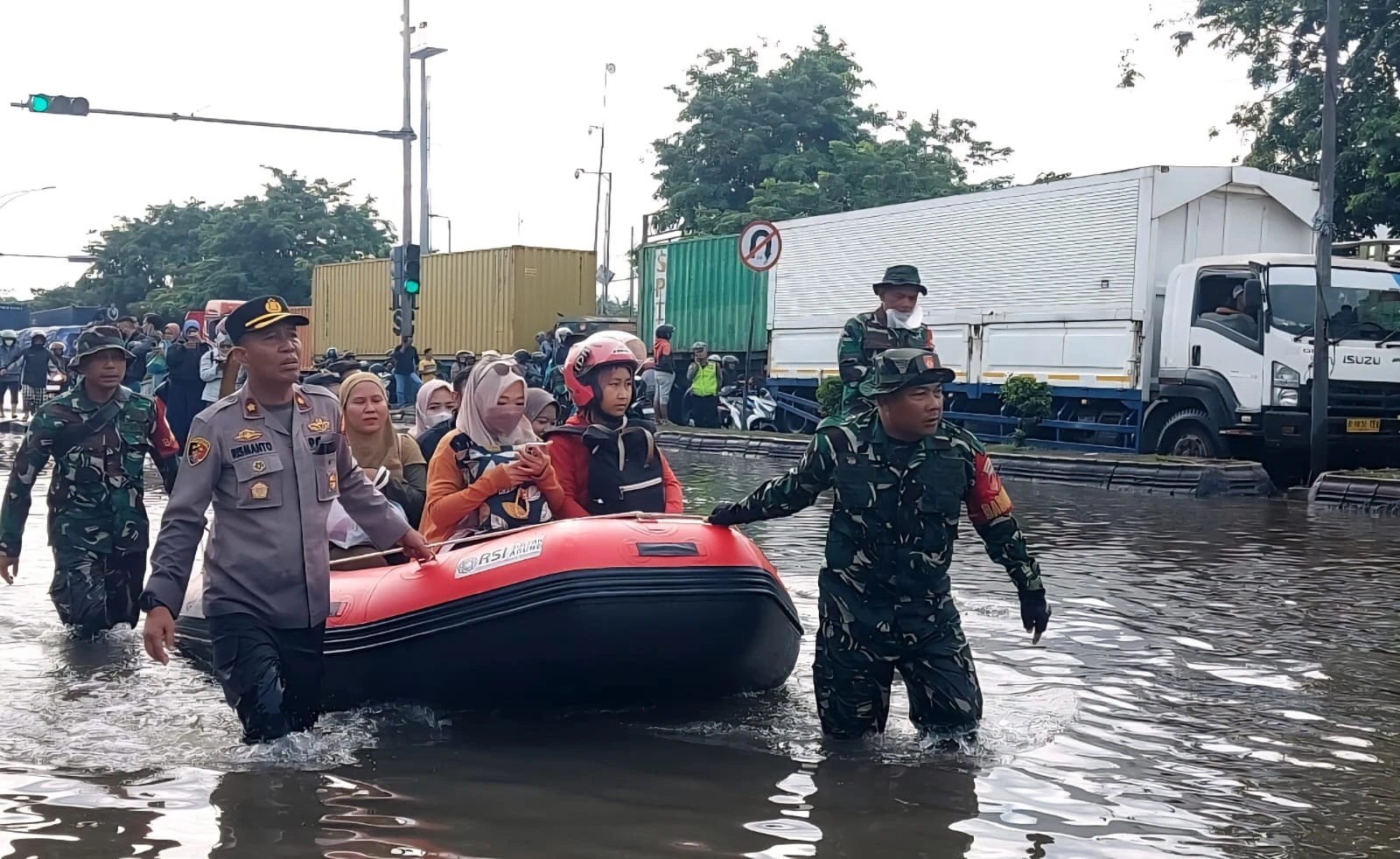 Sudah Sepekan Banjir Merendam Pantura Semarang, Perahu Karet Jadi Alat Transportasi