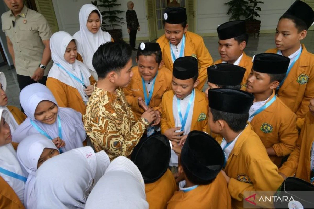 Gibran Ajak 240 Santri Kunjungi Istana Wapres Hingga Monas