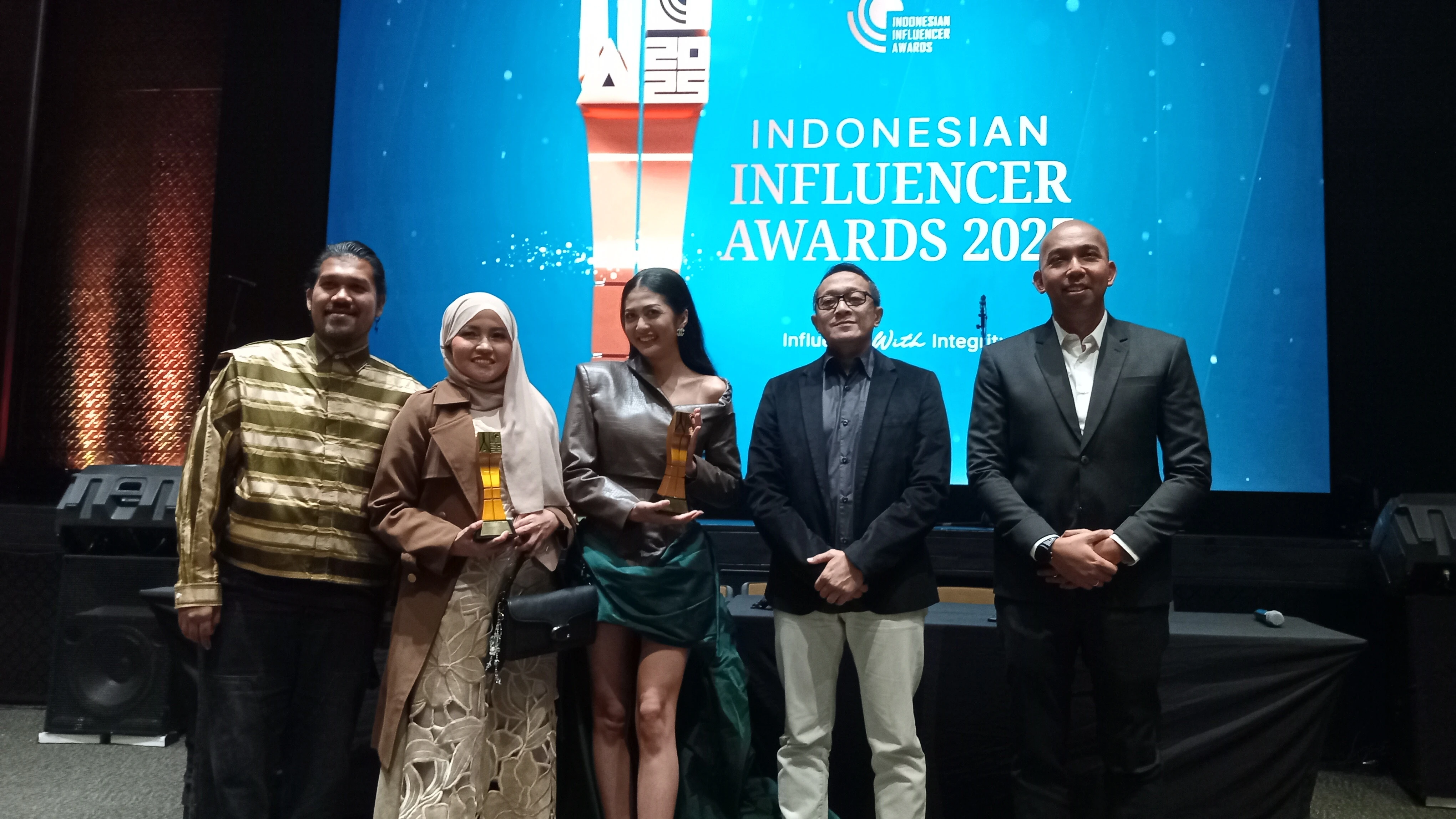 Founder IIAwards Denanda Audri Beri Penghargaan kepada Influencer Berpengaruh