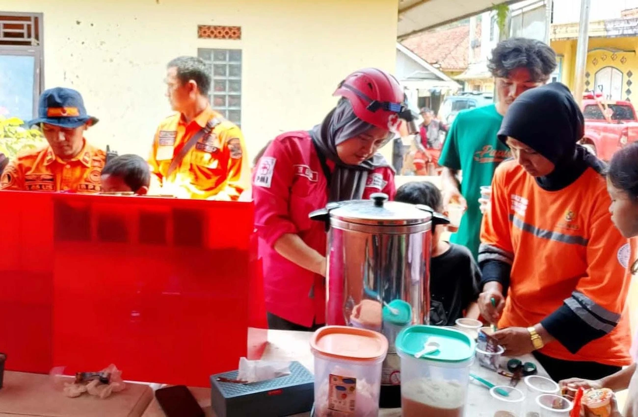 Gerak Cepat Tim BTB Bantu Warga di Lokasi Banjir Bandang Sukabumi
