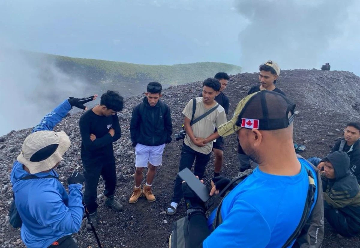 NHM Ajak Mahasiswa Unkhair Eksplorasi Geologi Gunung Gamalama