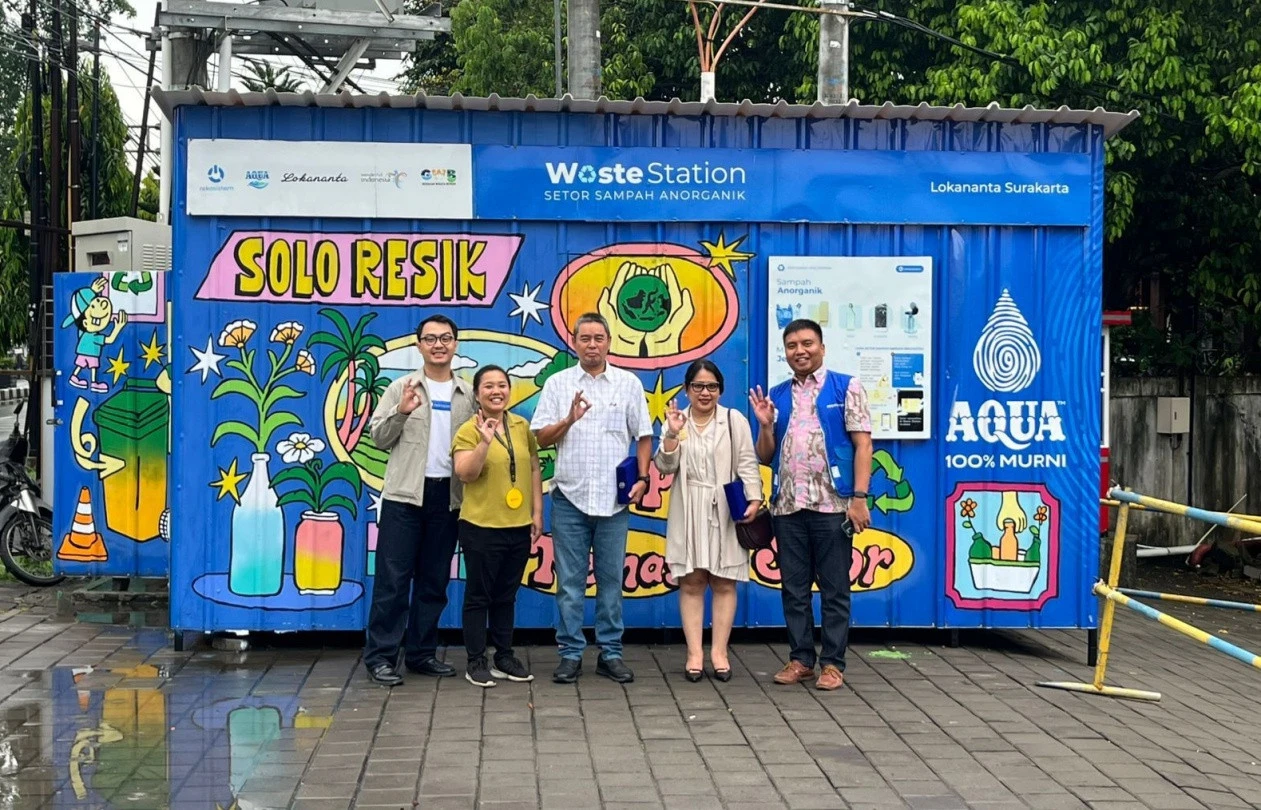 AQUA Bersama Rekosistem Hadirkan Waste Station di Solo