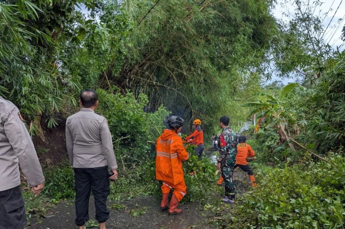 68 Rumah Rusak Akibat Diterjang Angin Kencang di Bondowoso