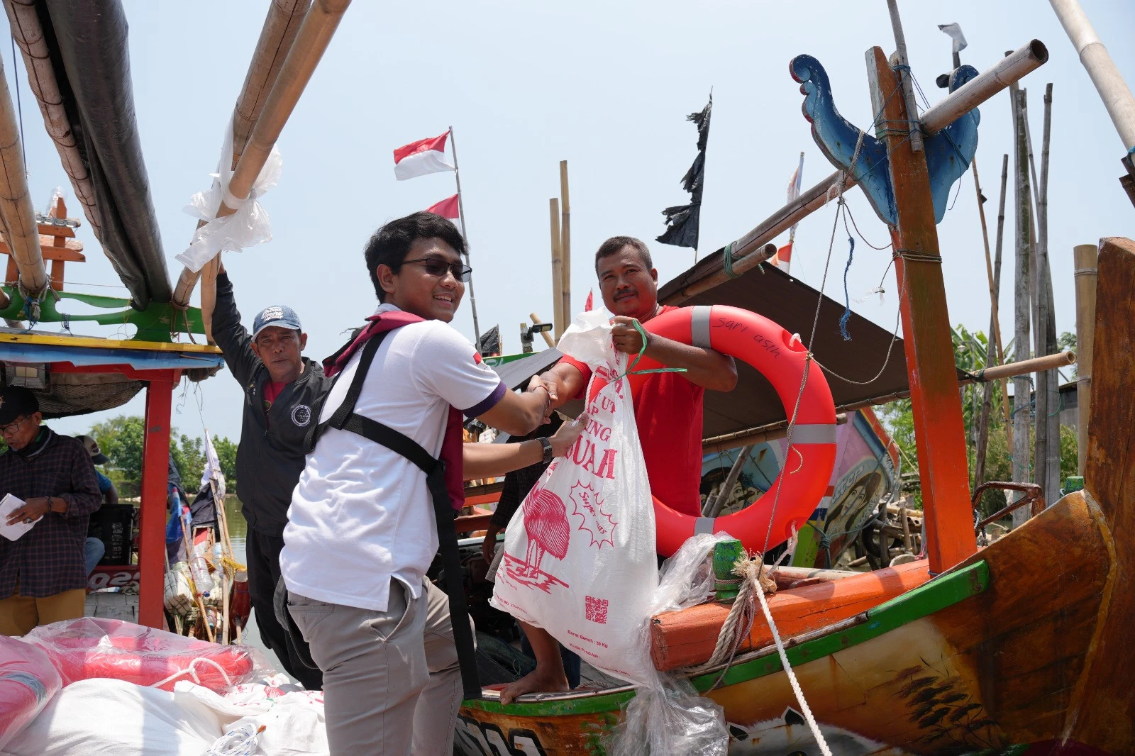Hari Maritim Sedunia, Waruna Group Beri Nelayan Alat Tangkap Ramah Lingkungan