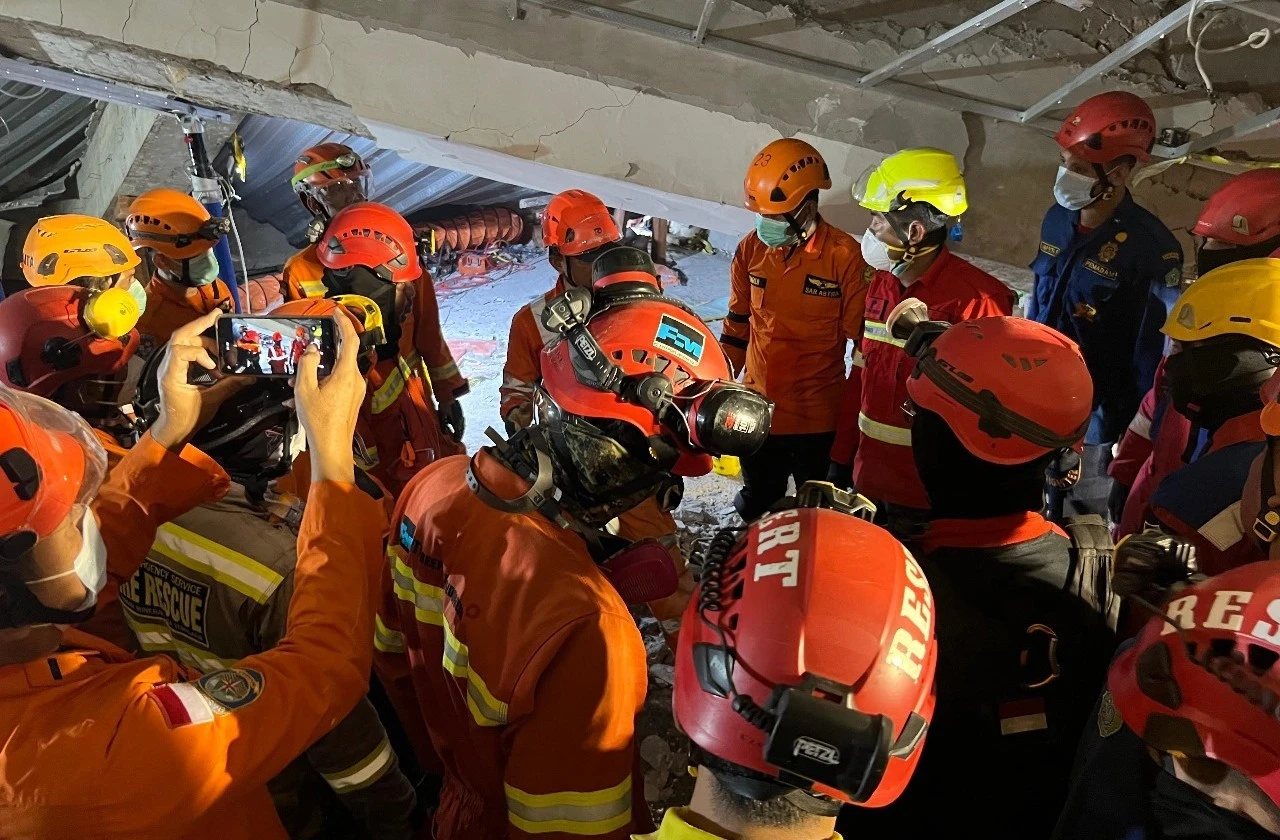 Bantu Korban Ponpes Al Khoziny yang Ambruk, Paiton Energy Kirim Tim Tanggap Darurat