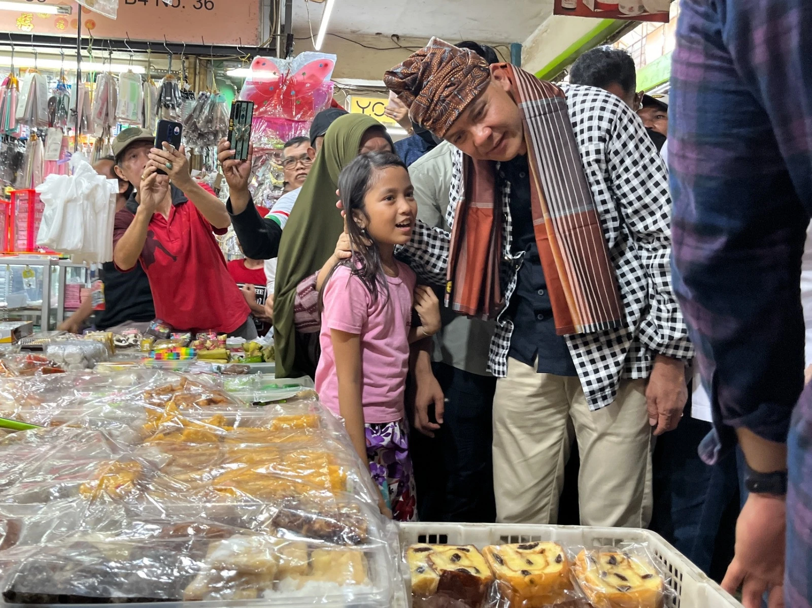 Blusukan di Pasar, Ganjar Dicurhati Pedagang Tak Berdaya Hadapi TikTok Shop