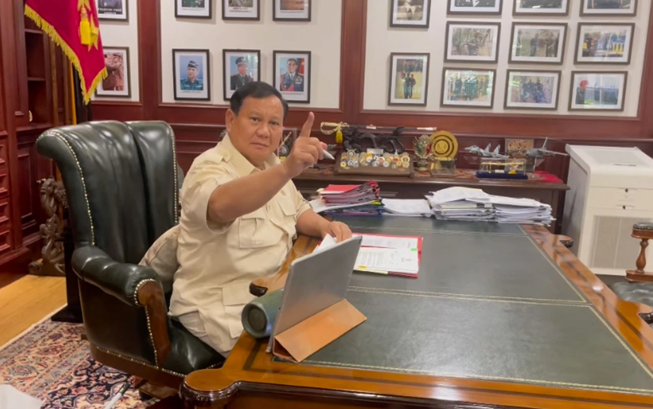 Prabowo Lembur, Kamulah Satu-satunya Disetel Nyaring Banget