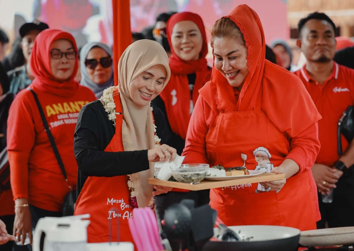 Kampanyekan Makanan Super, Atikoh Ganjar Memasak Bobor Daun Kelor