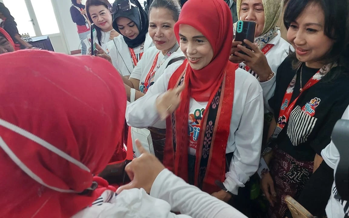 Hadiri Rakornas PIJAR, Atikoh Ganjar Berkomunikasi dengan Disabilitas Pakai Bahasa Isyarat