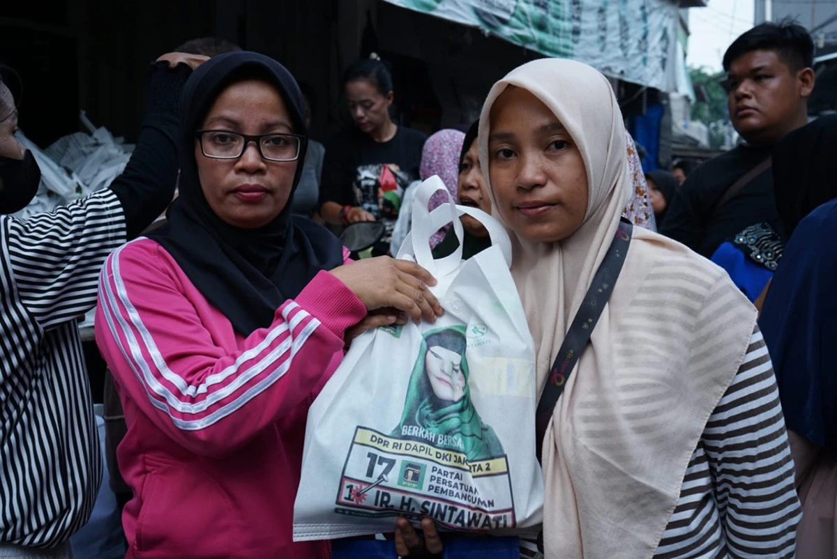 Sintawati Peduli, Sukarelawan Gelar Tebus Murah Sembako di Jaksel